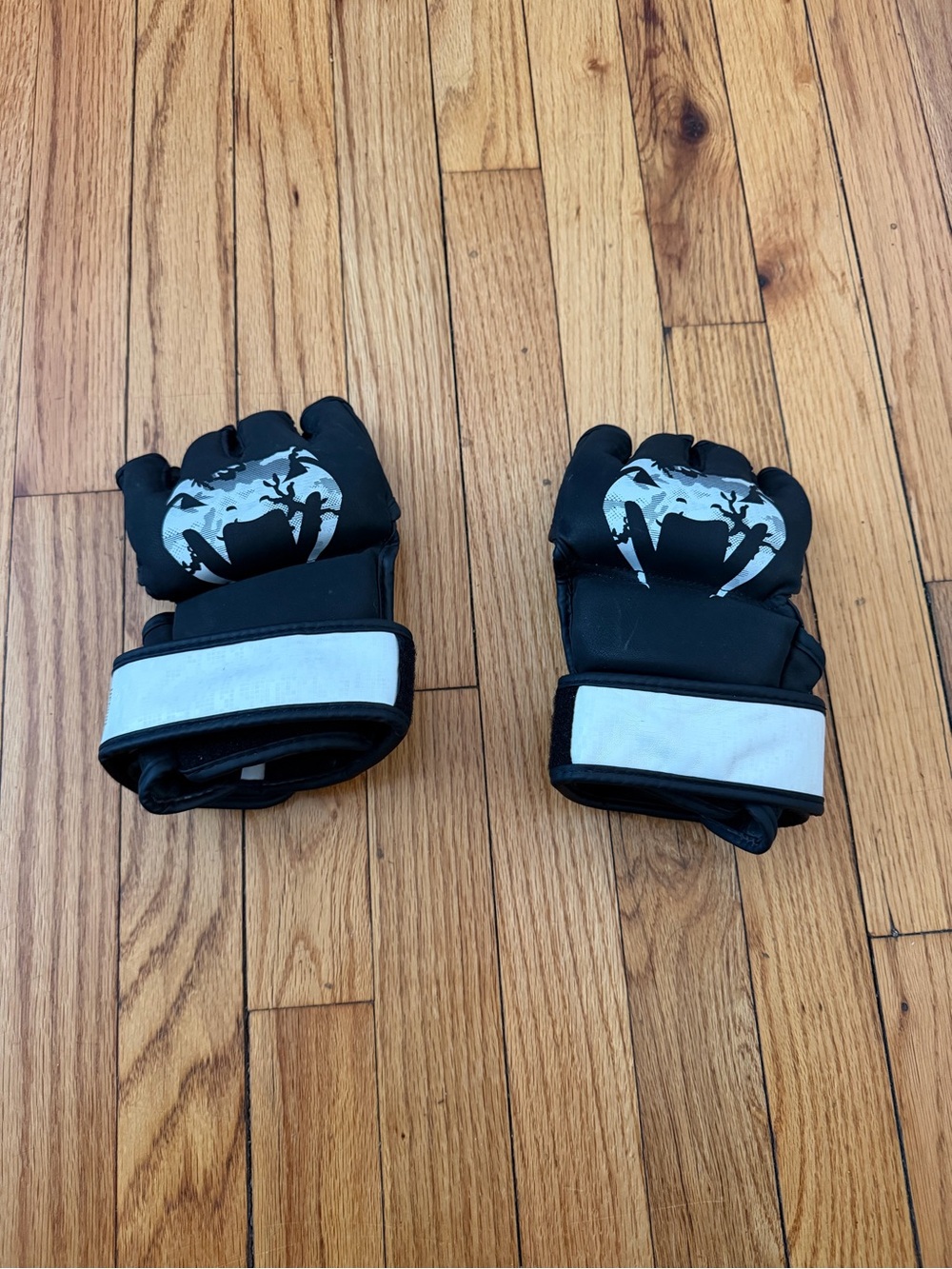 Venum Legacy MMA black/white Training Gloves box martial arts Krav maga sparring